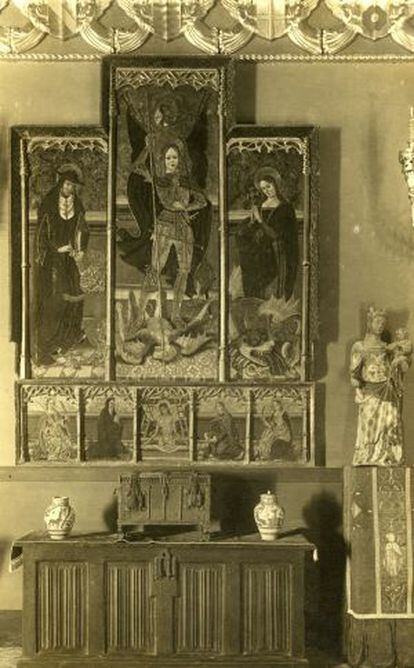 La talla de la Virgen en el Palacio Maricel de Sitges en 1918, cuando era propiedad del norteamericano Charles Deering.