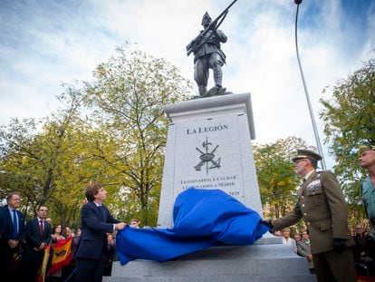 El alcalde de Madrid, José Luis Martínez- Almeida, descubre la estatua en honor a La Legión Española, este martes.