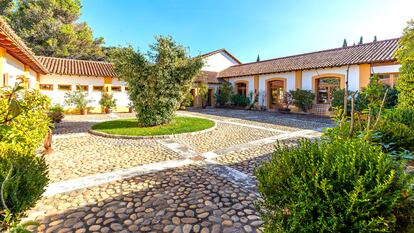 Casa principal en torno a un patio en una hacienda leonesa.