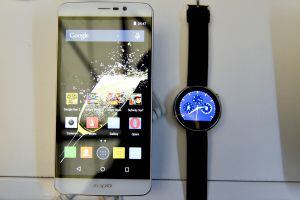 El Zopo Speed 7 Plus junto al 'smartwatch' de la misma marca Z-Watch.