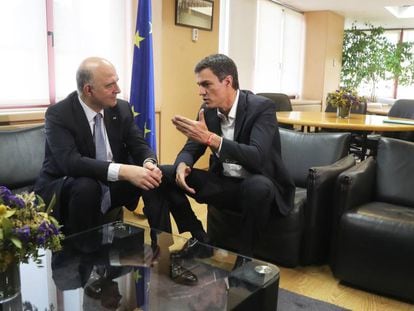 Pedro Sánchez con Pierre Moscovici. Uly Martín