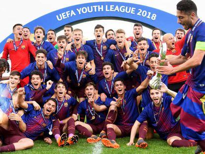 Los jugadores del Barça celebran el título en la Youth League.