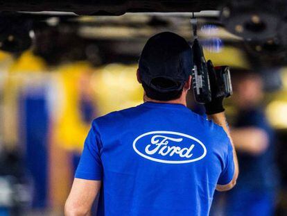 Un trabajador de la planta de Ford Almussafes.