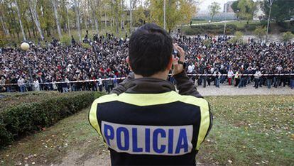 Los aspirantes a una plaza en el Cuerpo Nacional de Policía, en el campo universitario de Somosaguas de Madrid, donde se ha celebrado el primer ejercicio de la oposición.