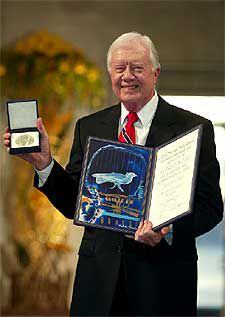 Carter muestra el galardón recibido en Oslo.