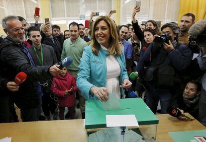 La presidenta de la Junta y candidata del PSOE vota en un colegio de Sevilla.