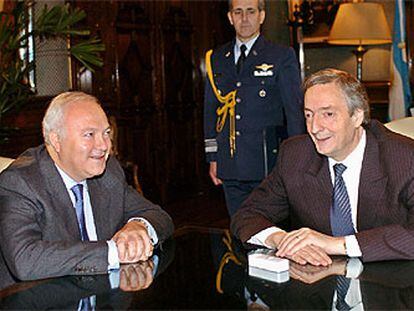 Miguel Ángel Moratinos, durante su entrevista con el presidente Néstor Kirchner en Buenos Aires.