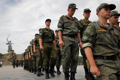 Un grupo de soldados rusos en un acto de apoyo a la invasión de Ucrania, en julio en Volgogrado.