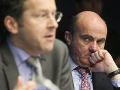 El presidente del Eurogrupo, Jeroem Djisselbloem, y el ministro de Econom&iacute;a, Luis de Guindos.