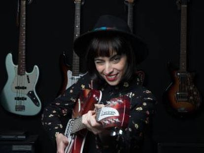 La cantante Nat Simons en la tienda Headbanger rare guitars, en Madrid 