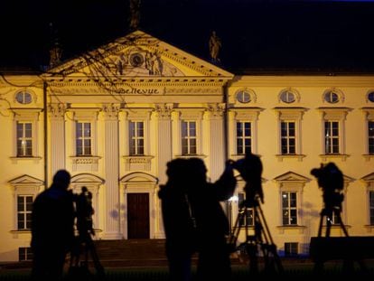 Periodistas en frente del palacio presidencial Bellevue en Berlin este lunes.