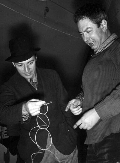 Calder (a la derecha) y Pierre Matisse, hijo de Henri Matisse.