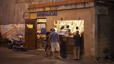 Un comercio de hamburguesas en el barrio de Petare, Venezuela. 