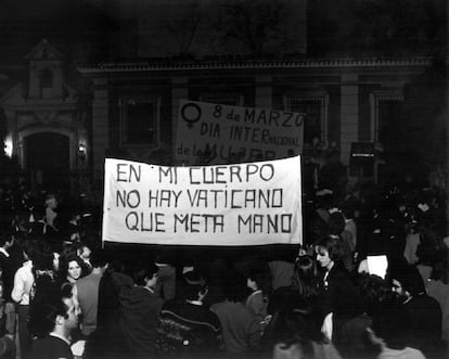 <b>8 de marzo de 1983.</b> Manifestación del Día de la Mujer Trabajadora en Sevilla, con pancartas como: "En mi cuerpo no hay Vaticano que meta mano".