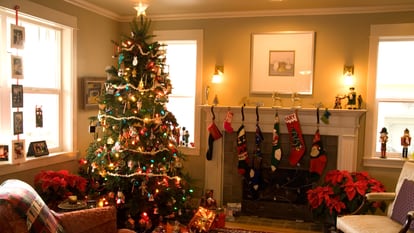 Calcetines para dejar los regalos, luces LED y guirnaldas navideñas, para llenar cada rincón de la casa de luz y magia navideña. GETTY IMAGES.