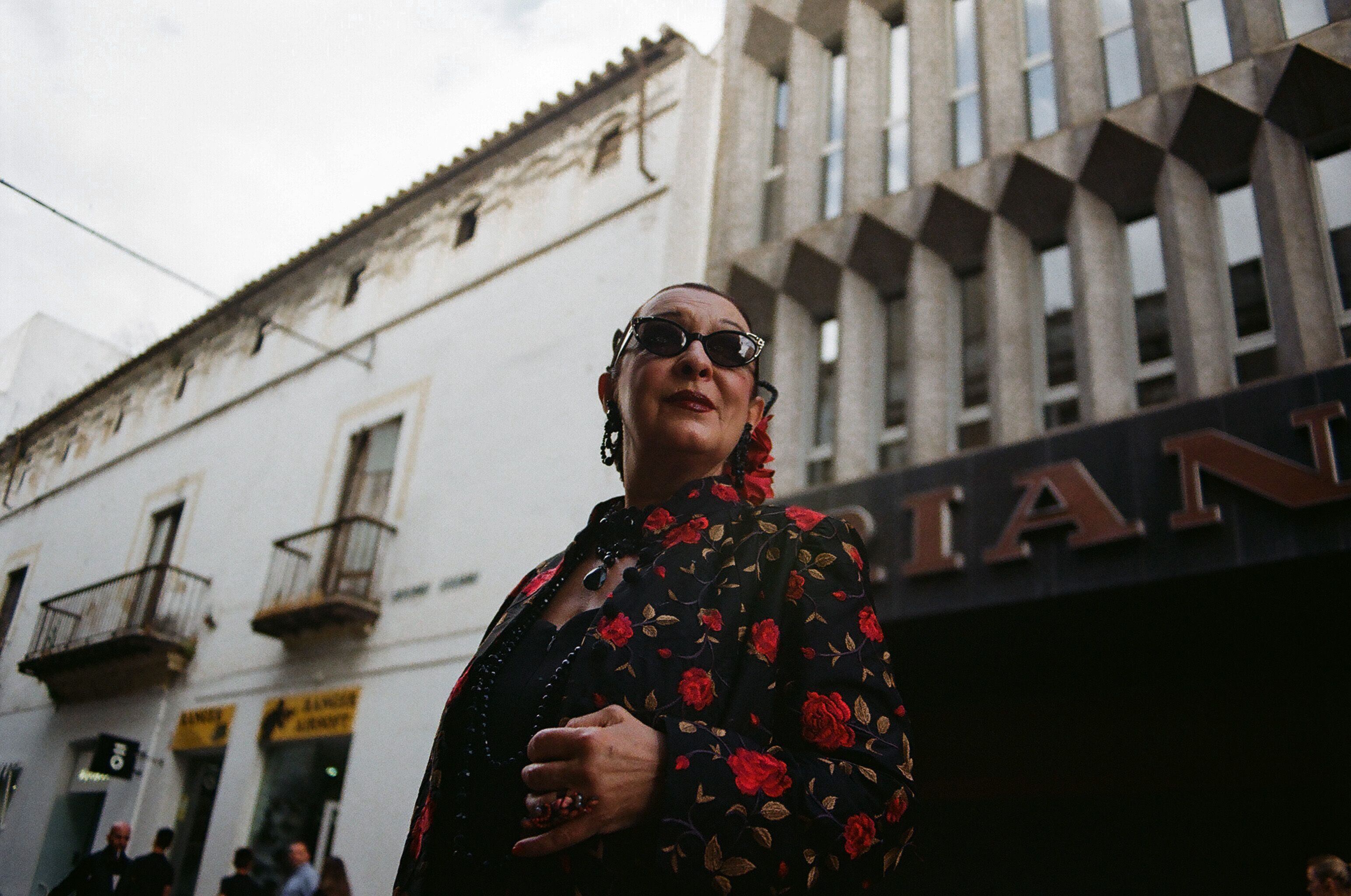 La cantante Martirio, icono de la modernidad desde los años 80, hace un cameo en la pieza, representando a las genuinas e inmortales artistas andaluzas.