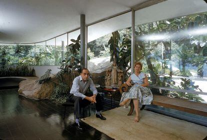 Imagen del año 1958. Oscar Niemeyer y su mujer Annita Niemeyer en su casa privada, "Casa Das Canoas" en Barra de Tijuca, Rio de Janeiro.