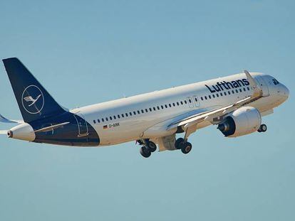 Un A320 de Lufthansa en vuelo.