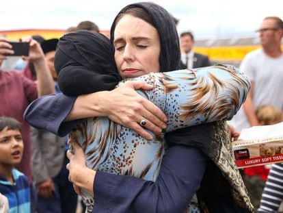 La primera ministra de Nueva Zelanda, Jacinda Ardern, abraza a una mujer tras los atentados contra mezquitas del pasado marzo.