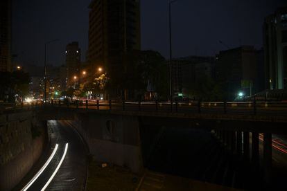 Calles del municipio Chacao a oscuras durante el segundo día de apagón eléctrico en Venezuela. El último fallo eléctrico, se inició el pasado 7 de marzo y duró más de 100 horas. Entonces murieron al menos una veintena de personas, según organizaciones próximas a la oposición, principalmente en centros sanitarios que se quedaron sin suministro