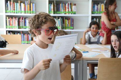 Un niño participa en una de las actividades de la biblioteca de Sanchinarro.