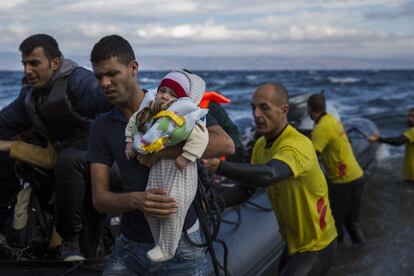 Albert Roma, 36, ayuda a desembarcar a un bebé afgano y otras decenas de ocupantes que acaban de atracar en la isla griega de Lesbos. Cada día llegan a la isla más de 1.000 refugiados, la mayoría de ellos sirios, afganos e iraquíes.