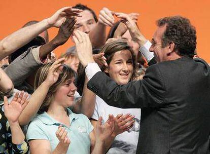 El candidato François Bayrou saluda a sus seguidores al comienzo de un mitin ayer en Lille (norte de Francia).
