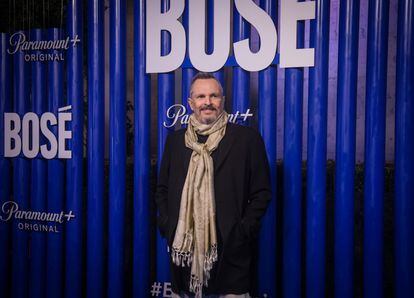 Miguel Bosé en el evento de estreno de la serie sobre su vida, Bosé (2022).