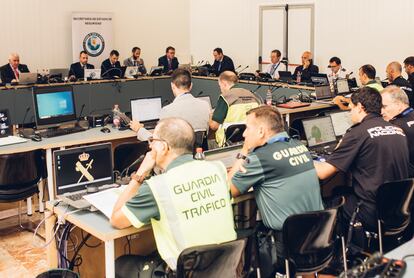 Centro de coordinación de seguridad en la cumbre de Granada. Al frente, el comisario José Antonio Rodríguez.