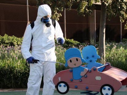 Un trabajador del Ayuntamiento de Palma desinfecta un parque infantil.
