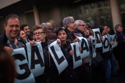 Jueces, fiscales y abogados, piden la dimisión de Gallardón a las puertas de la ciudat de la Justicia de Barcelona.