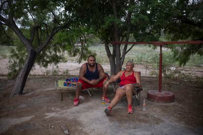 Familiares de Jaime Montelongo Peréz esperan en un campamento improvisado.