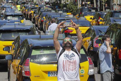 Los taxistas de Barcelona colapsan la ciudad tas el auto del TSJC que mantiene la suspensión cautelar de la normativa del Área Metropolitana de Barcelona que pone coto al crecimiento de Uber y Cabify en Barcelona y beneficia al taxi.