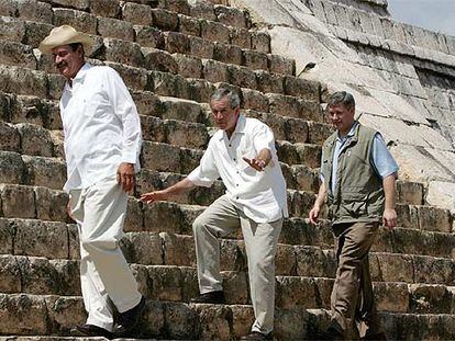 Fox, Bush y Harper (de izquierda a derecha), en las ruinas mayas de Chichén Itzá (México).