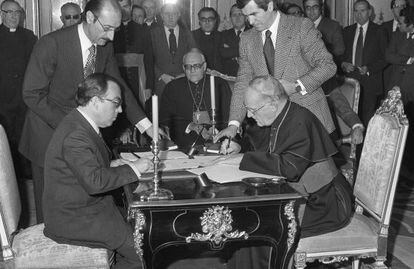 Marcelino Oreja y el nuncio vaticano ratifican en Madrid, en diciembre de 1979, los acuerdos sellados en enero entre Espa&ntilde;a y la Santa Sede.