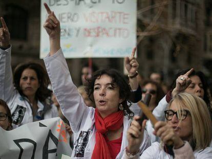 Medicos de familia protestan en las puertas del Institut Catala de la Salut. En vídeo, los médicos de familia desconvocan la huelga.