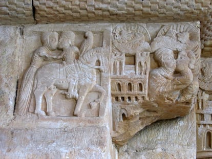 Dama y caballero se abrazan y despiden. Detalle de la portada principal del monasterio de San Pedro de Villanueva en Cangas de Onís (Asturias).