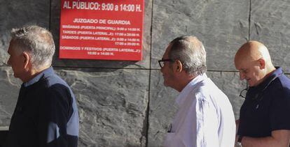 Los gerentes del restaurante Atrio, en Cáceres, José Polo (i) y Toño Pérez (d), a su entrada a los juzgados.
