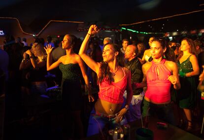 Mujeres cubanas bailan al ritmo del reguetton en la Casa de la Música de La Habana, centro donde los jóvenes se reúnen para disfrutar de la música y amigos. 28 de Febrero, 2013.