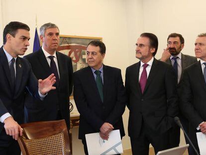 El presidente del Gobierno, Pedro Sánchez, con la junta directiva de Anfac.