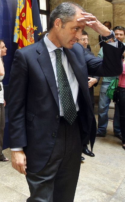 EL presidente valenciano en un acto la misma jornada que el Supremo hace pública la sentencia en la que dice que los regalos de prendas de vestir "se hicieron de forma repetida y con aparente opacidad".