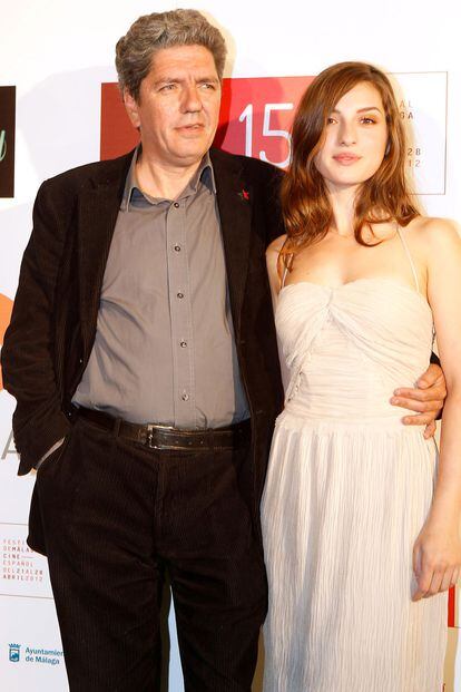 María Valverde, muy guapa, posa con el también actor Antonio Dechent.