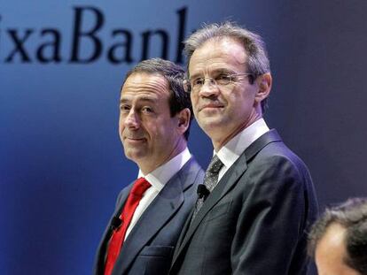 El presidente de CaixaBank, Jordi Gual (dcha), y el consejero delegado, Gonzalo Gortázar, al comienzo de la junta general de accionistas.