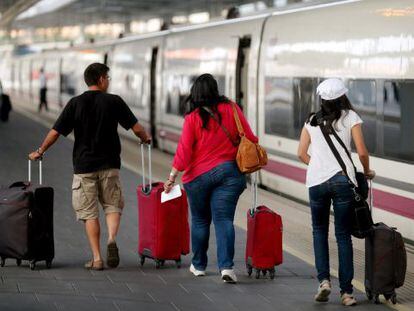 Viajeros en el and&eacute;n de Atocha, en Madrid.