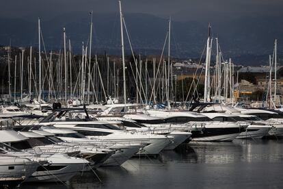 In the image, the port of Antibes.  This small French town has seen in recent years an increase in the number of Russian people who have decided to purchase luxury properties in this tourist area of ​​the French Riviera.