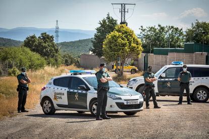 La Guardia Civil impide el paso a la granja de La Puebla de Valverde (Teruel), este viernes.
