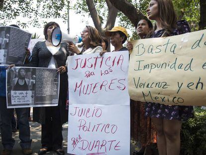 Un grupo de feministas protesta en el DF por el caso de Los Porkys.