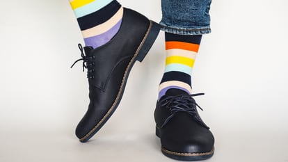 Elegimos una variedad de calcetines masculinos, desenfadados y de diseño alegre, para vestir de manera más informal.