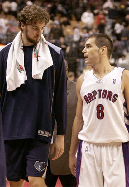 Gasol y Calderón intercambian impresiones al término del partido.