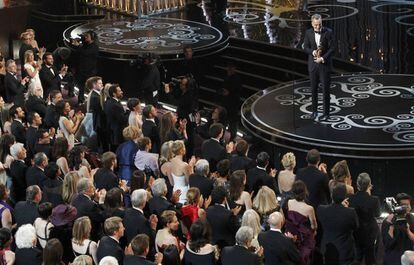 Daniel Day-Lewis recibe los aplausos de sus compañeros y amigos tras recoger el Oscar al mejor actor por su papel en 'Linconl'.